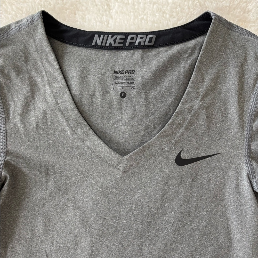 Nike Women's Nike Training Short Sleeve Top size S - Picture 3 of 10